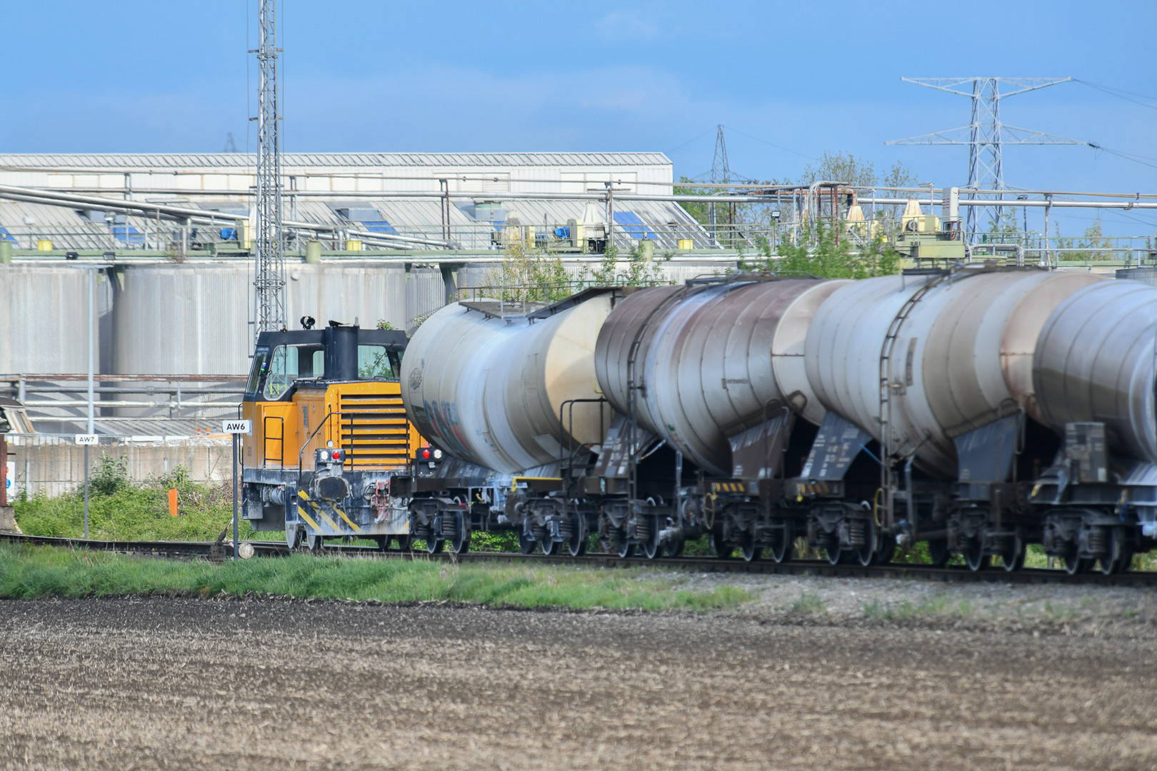 Werkslokomotive bringt die leeren Waggons ein-Visé (B)