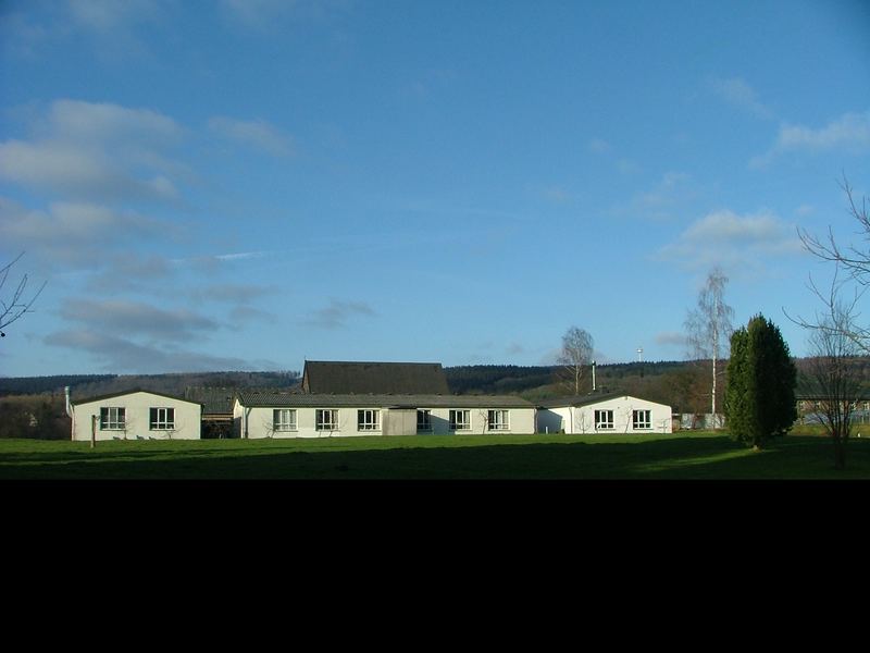 Werkstätten vor Sauerländer Berglandschaft