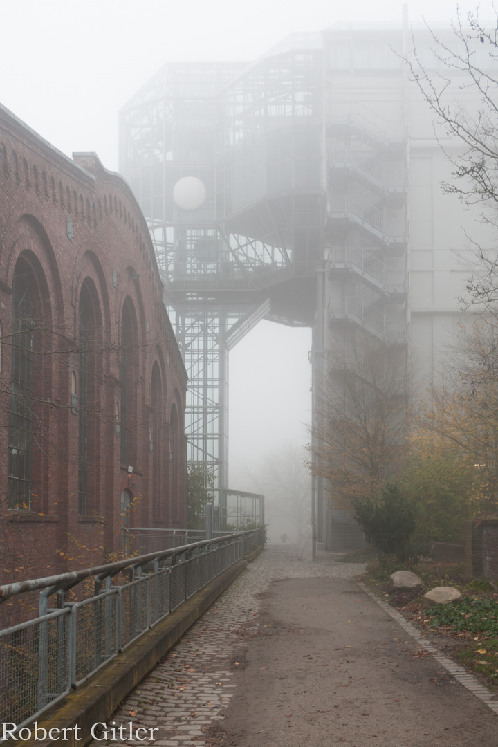 Werkstatthalle und Glaselefant