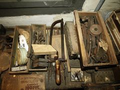 Werkzeugbank in einer alten Taschenmesser-Reiderei