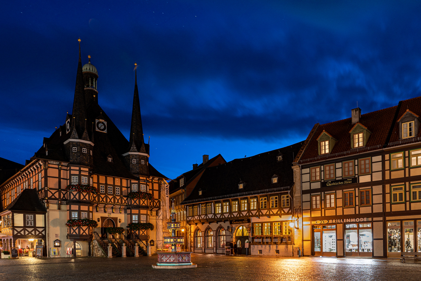 Wernigerode Rathaus mit Brunnen und Hotel Gothisches Haus