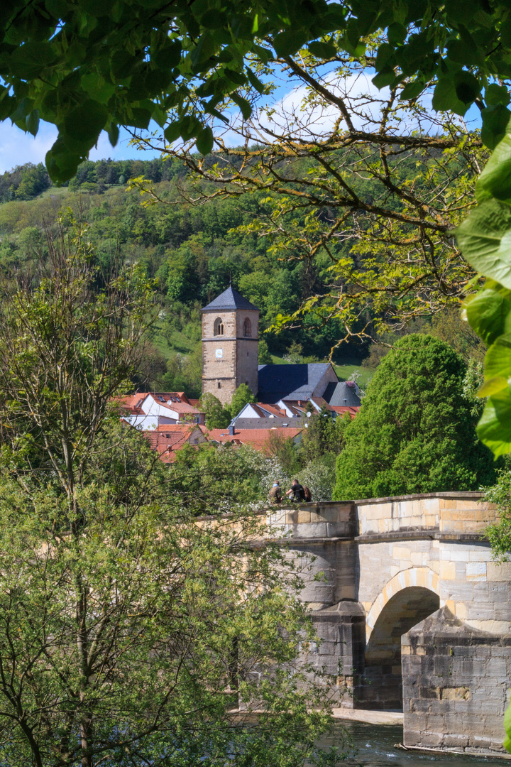 Werrabrücke mit Turm der Nikolaikirche in Creutzburg