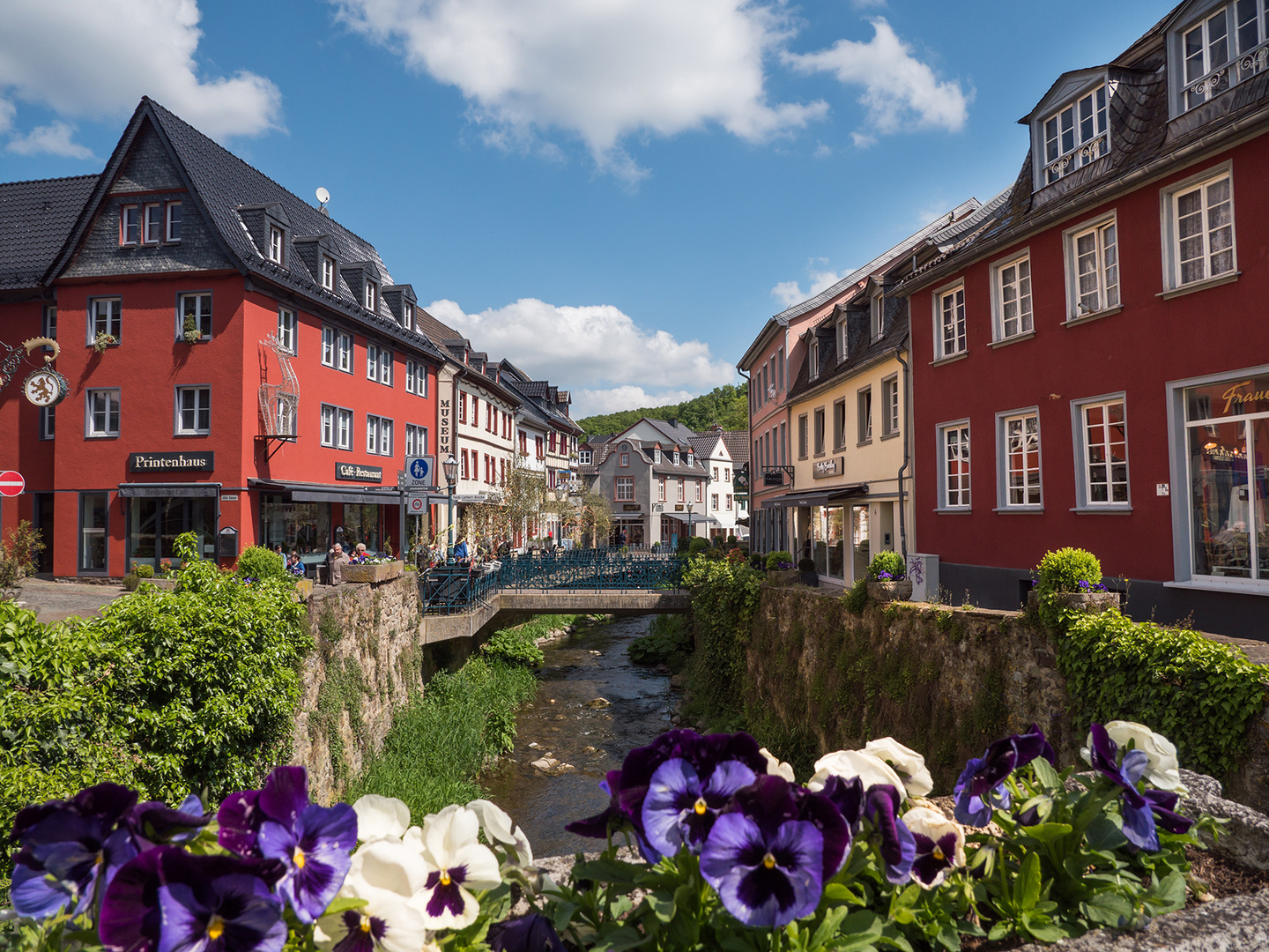 Werther Straße in Bad Münstereifel mit historischen Häusern und Erftbrücken 