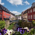 Werther Straße in Bad Münstereifel mit historischen Häusern und Erftbrücken 