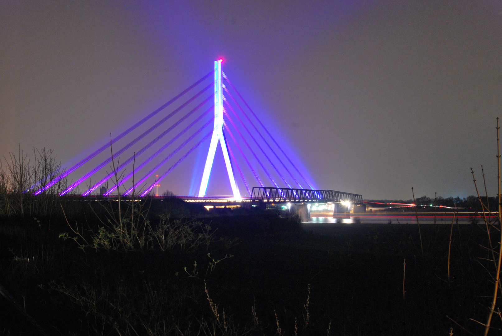 Weseler Rheinbrücke im neuen Licht