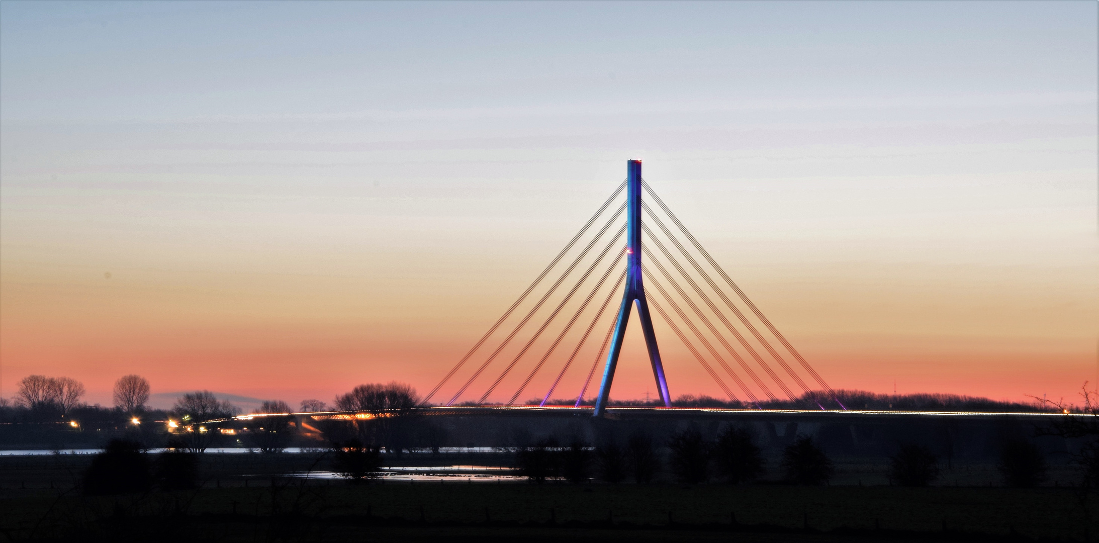 Weseler Rheinbrücke kurz vor Sonnenaufgang