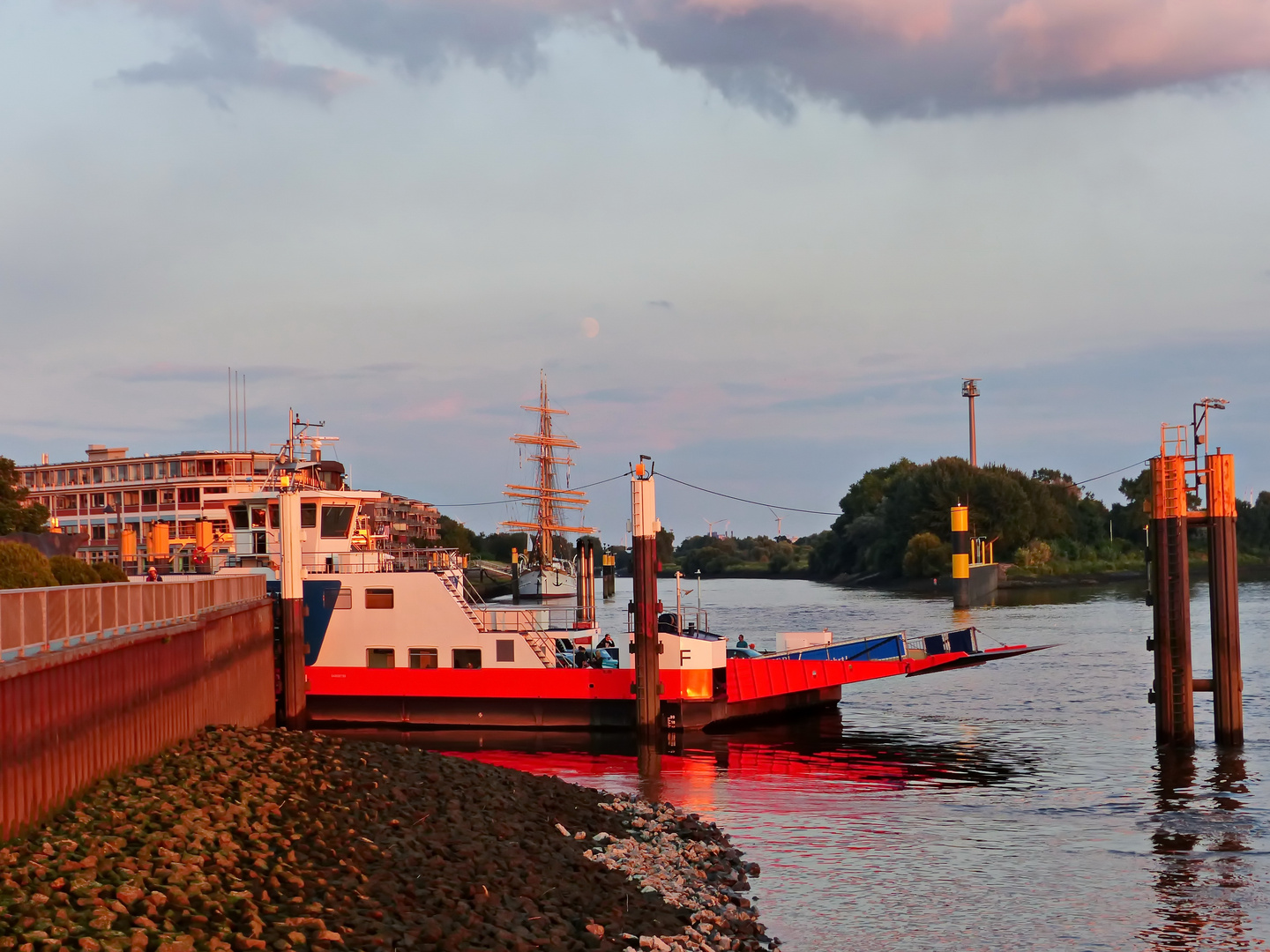 Weser-Fähre im Spiegel