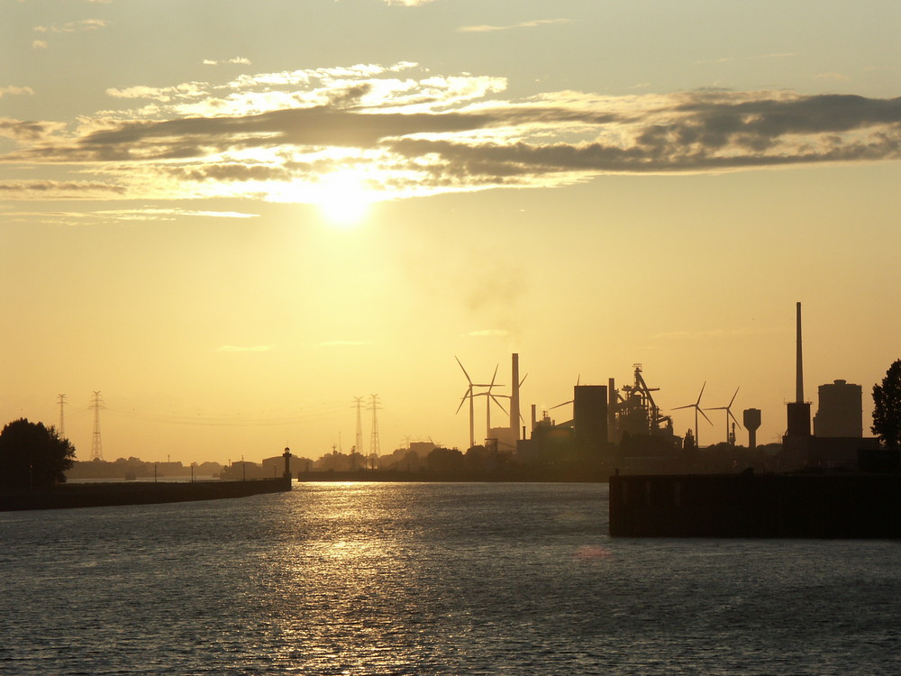 Weser-Industrie bei Sonnenuntergang.