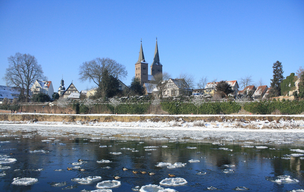 Weser mit Eisschollen vor den Toren Höxters