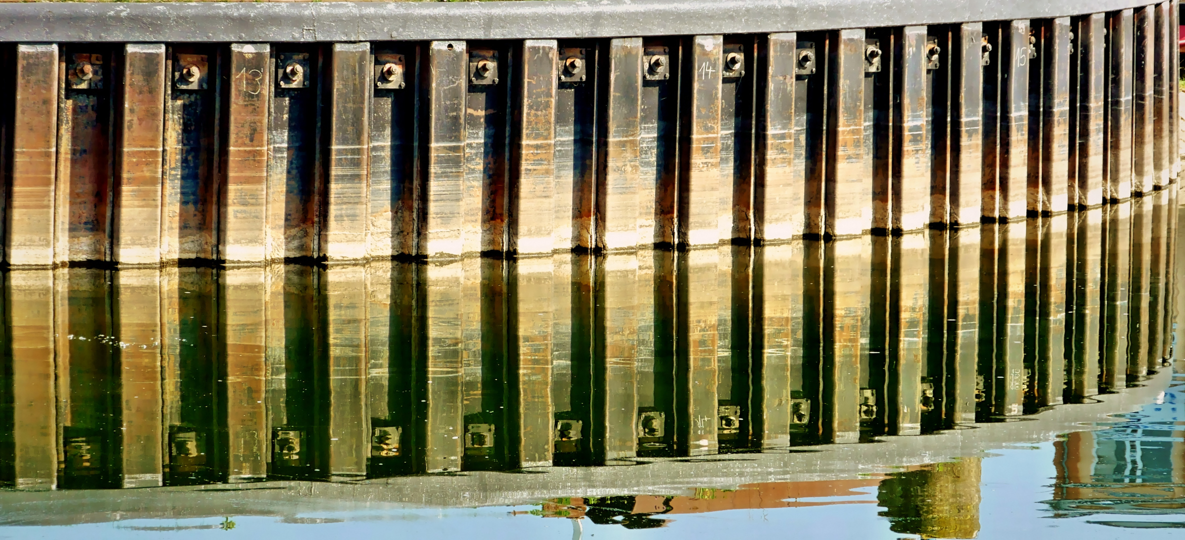 Weser-Spiegelungen in Hameln (Bild 1)