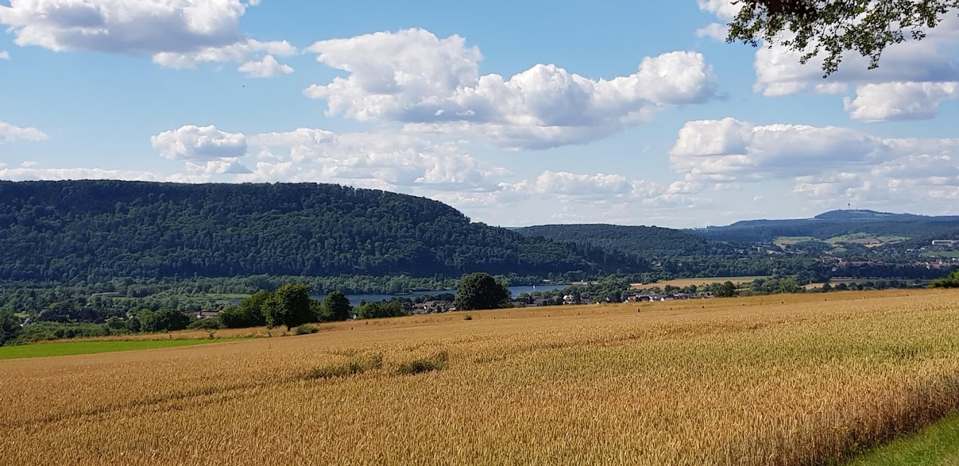 Weserbergland  mit Blick auf die Weser bei Höxter  und den Köterberg bei Lügde