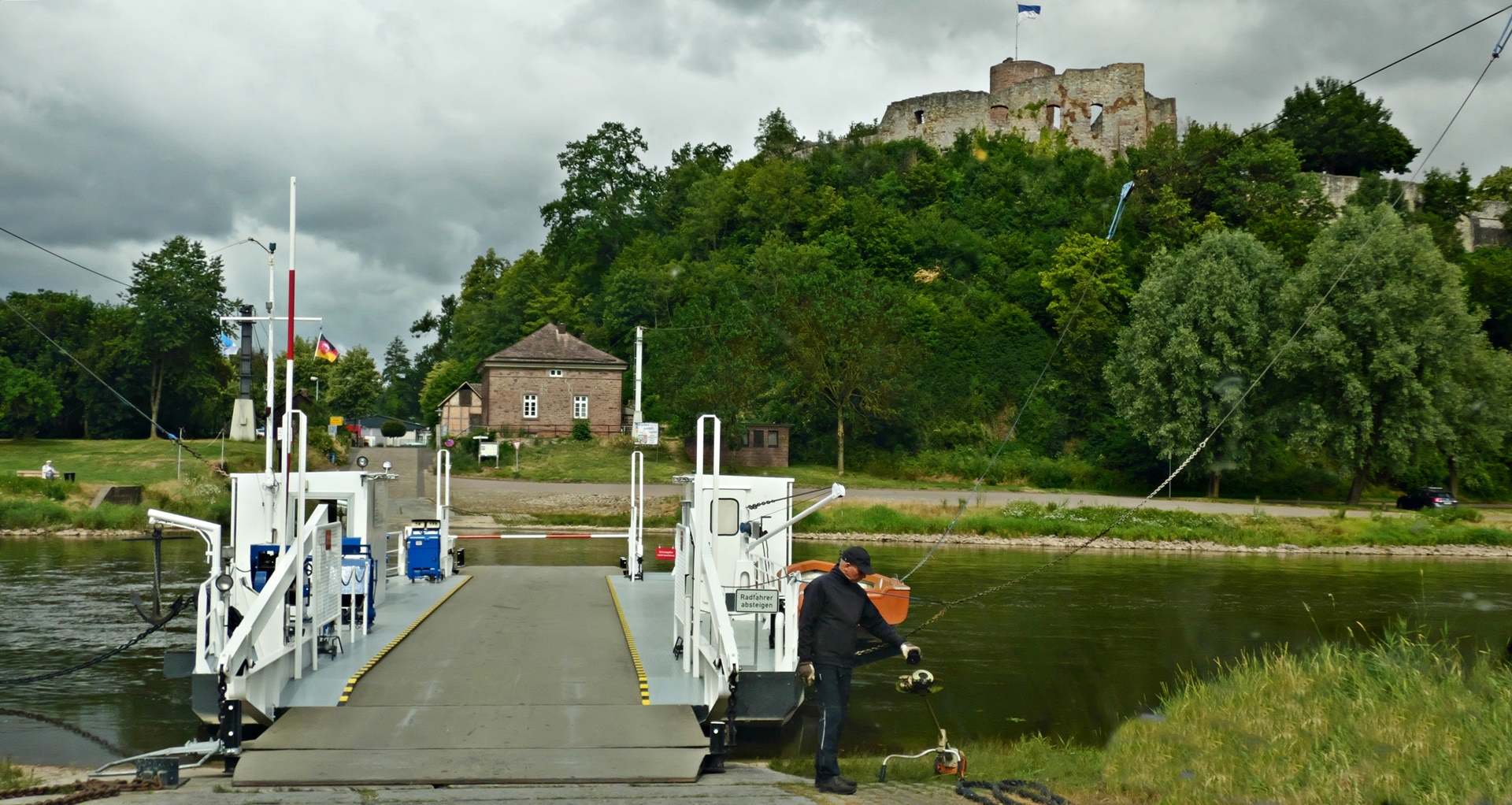 Weserfähre Polle mit Burg im HG