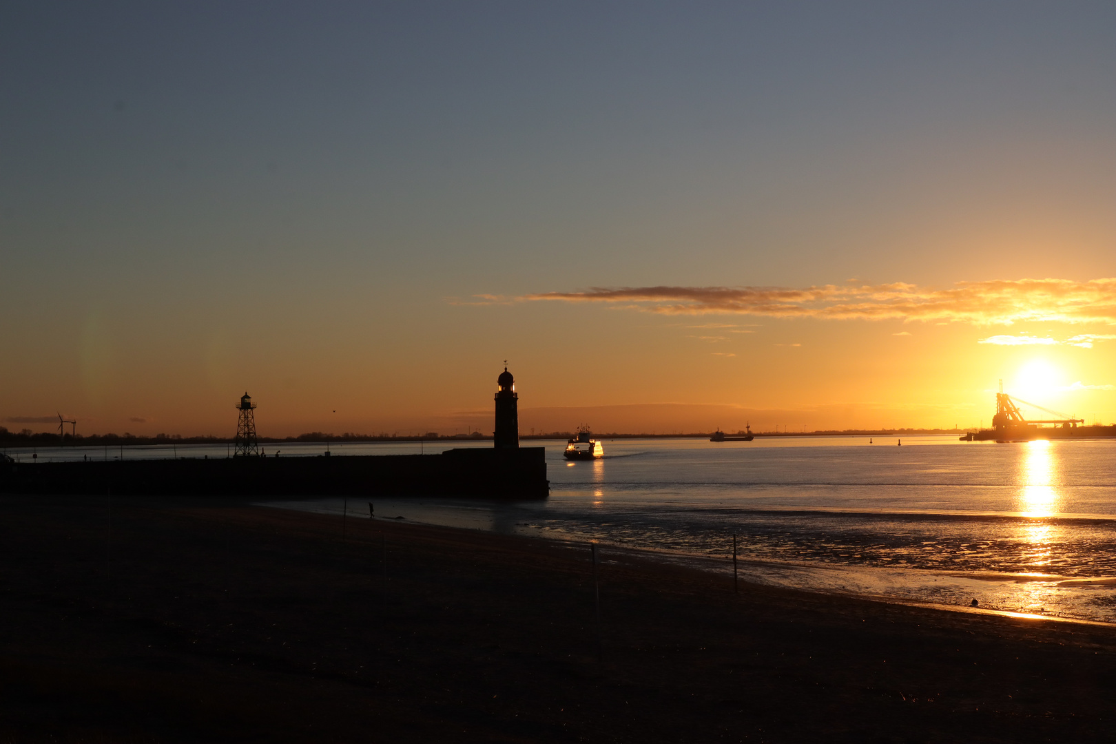 Weserfähre vor Bremerhaven im Sonnenuntergang