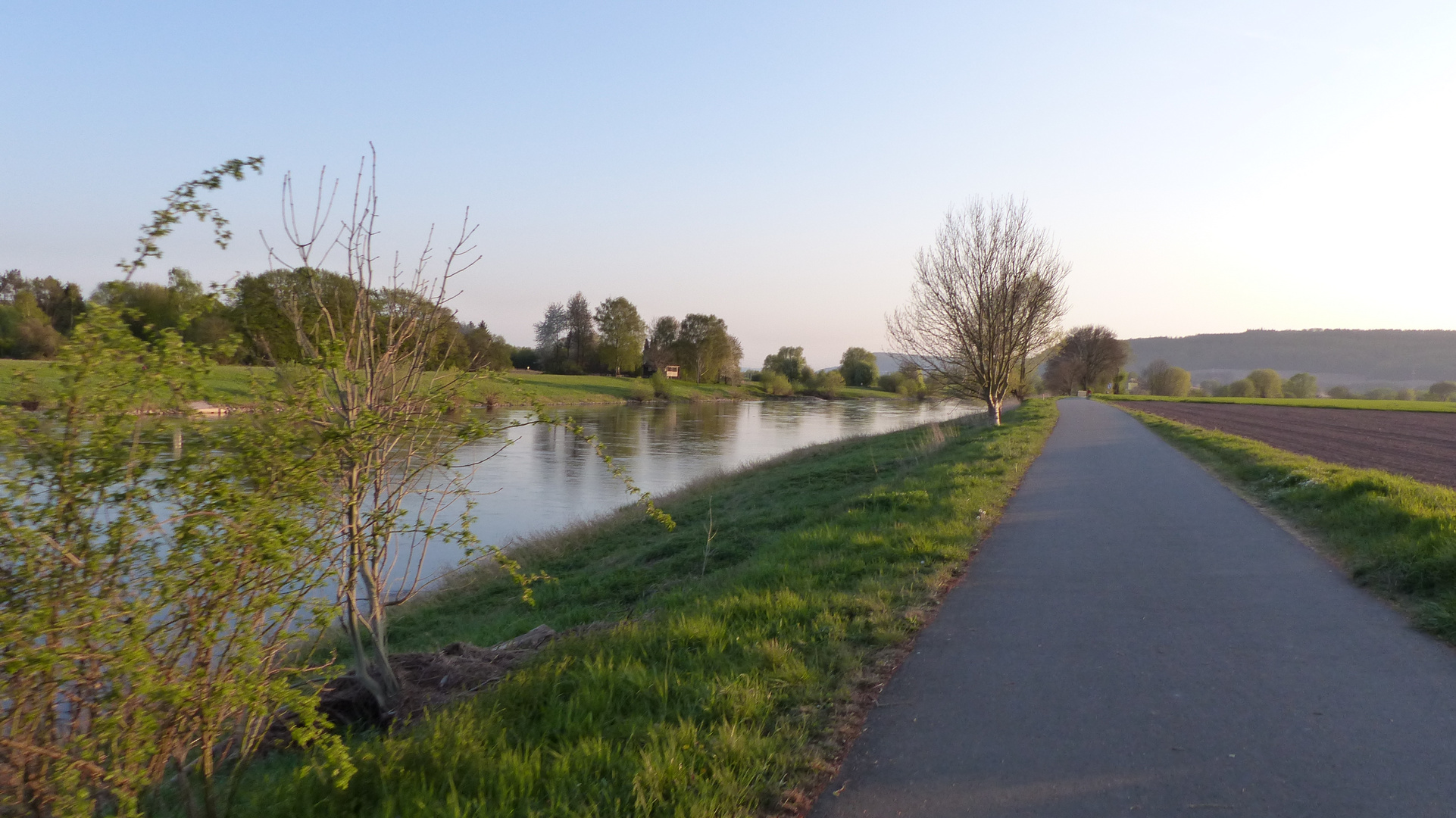 Weserradweg zwischen Holzminden und Stahle