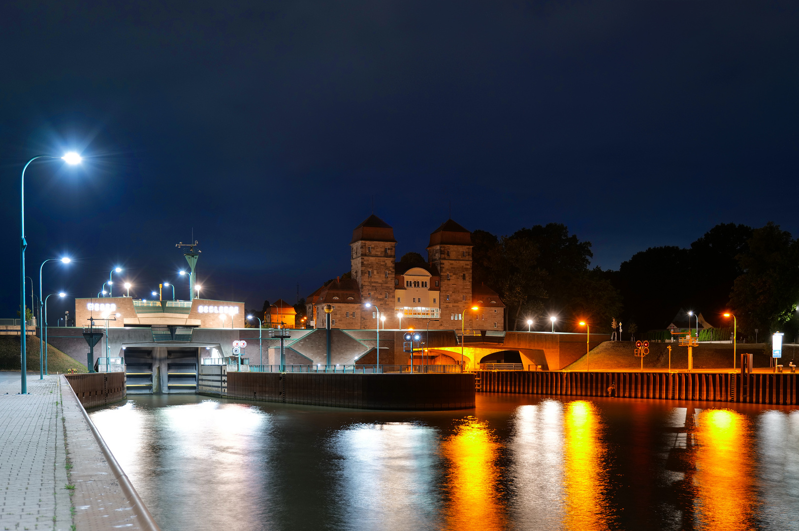 Weserschleuse Minden bei Nacht 