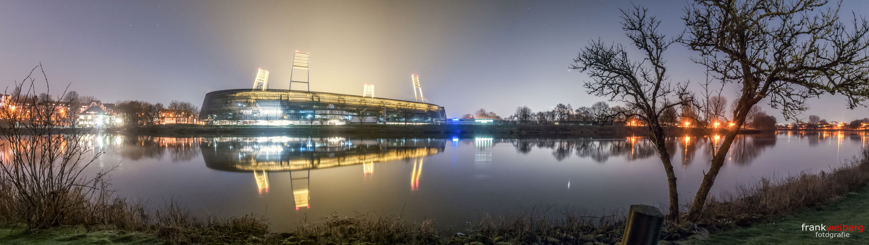 Weserstadion Bremen bei Nacht