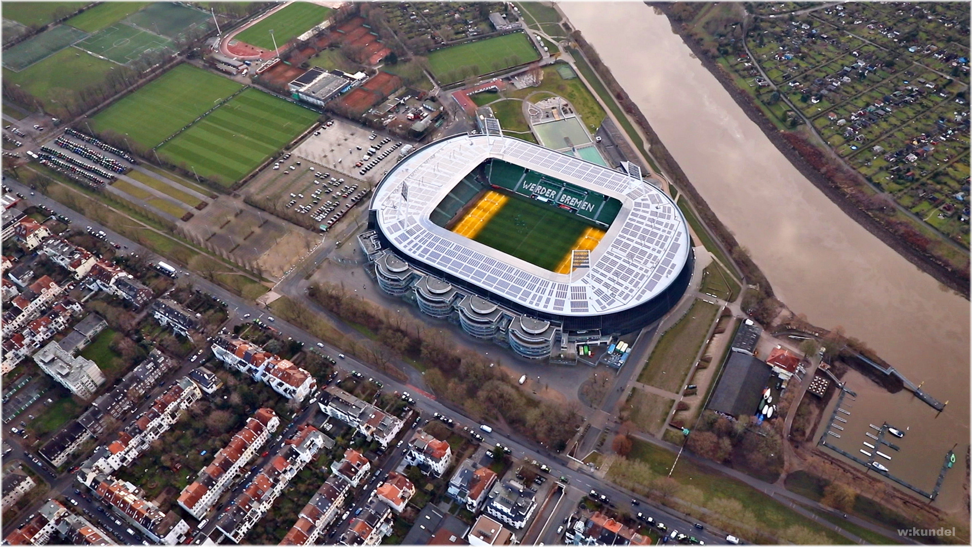 Weserstadion mit Rasenbeleuchtung