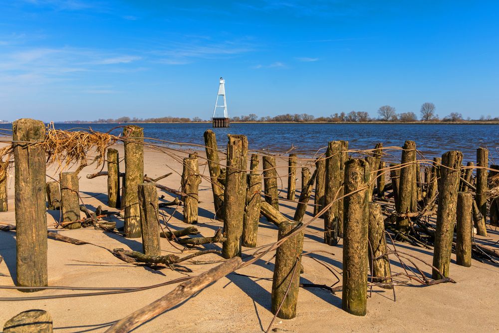 Weserstrand - Elsflether Sand. Holzpfähle zur Strandbefestigung.