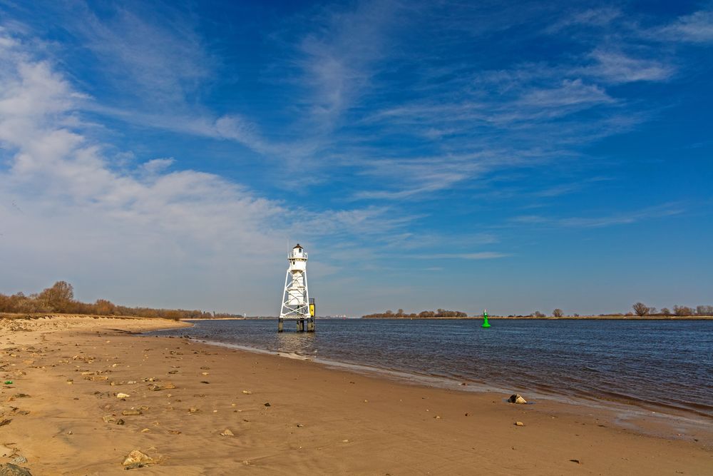 Weserstrand - Elsflether Sand. Leuchtturm Hohenzollern.