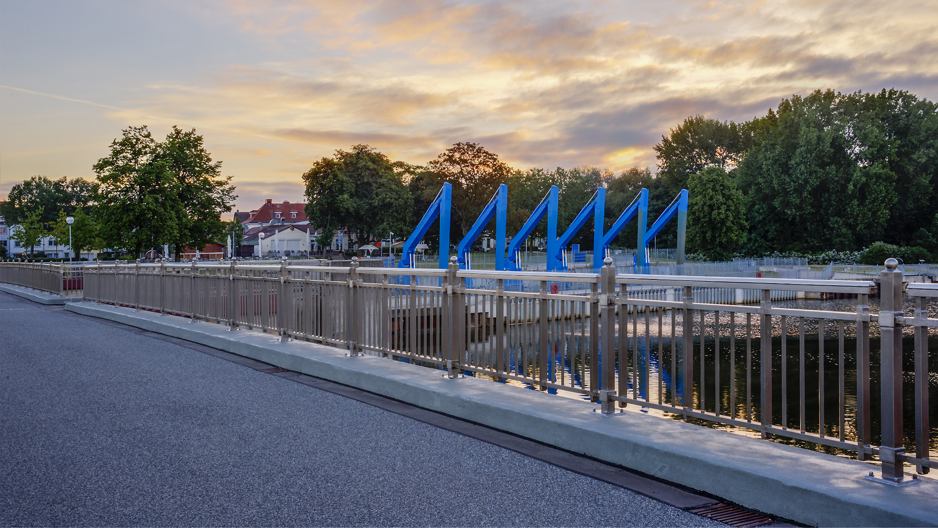 Weserwehr Bremen vor Sonnenaufgang