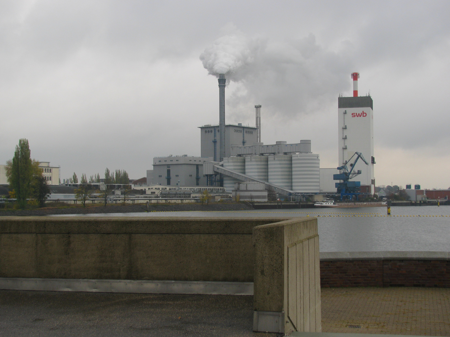 Weserwehr und Kraftwerk im November