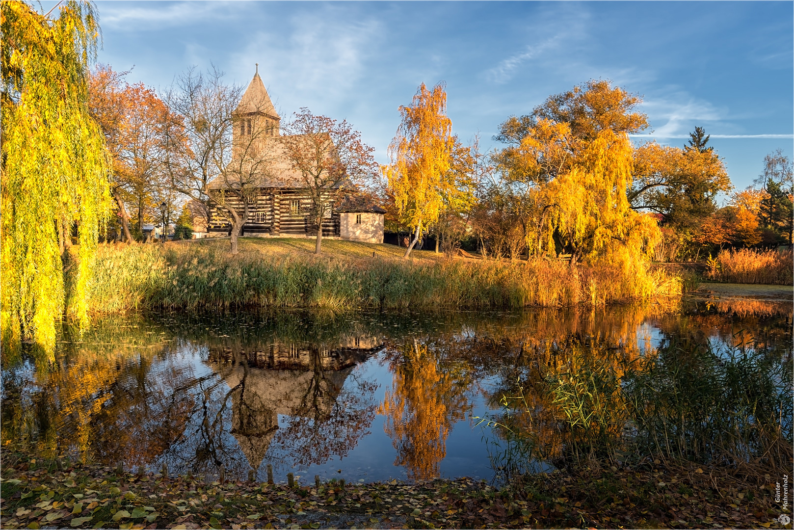 Wespen, Schrotholzkirche im Herbst