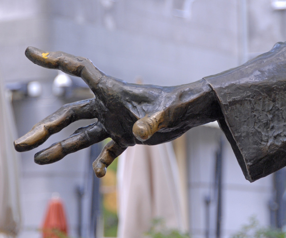 Wessen (Denkmal-)Hand ist das?