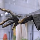 Wessen (Denkmal-)Hand ist das?