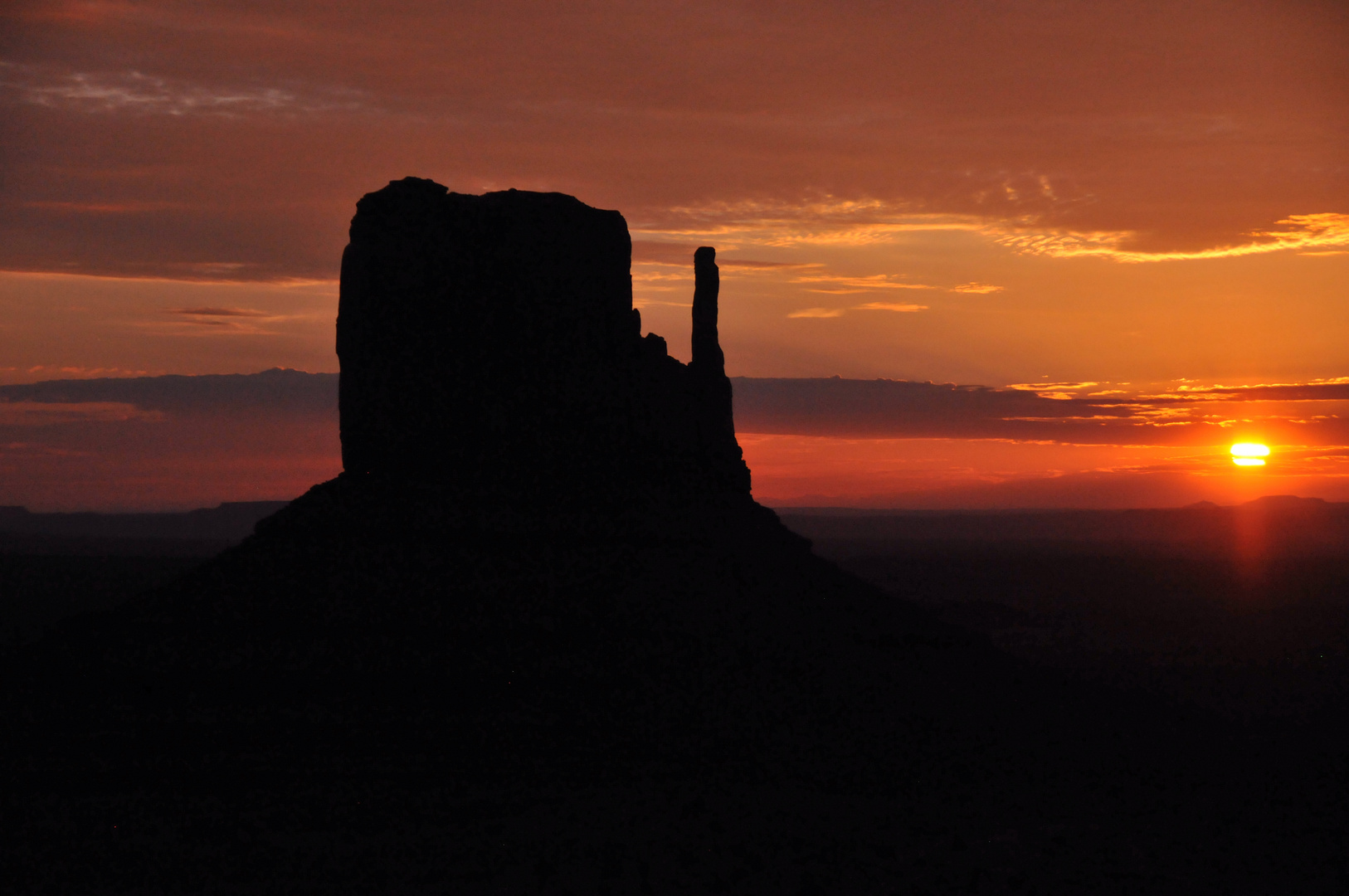 West Mitten Buttee at sunrise - Monument Valley (AZ)