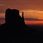 West Mitten Buttee at sunrise - Monument Valley (AZ)