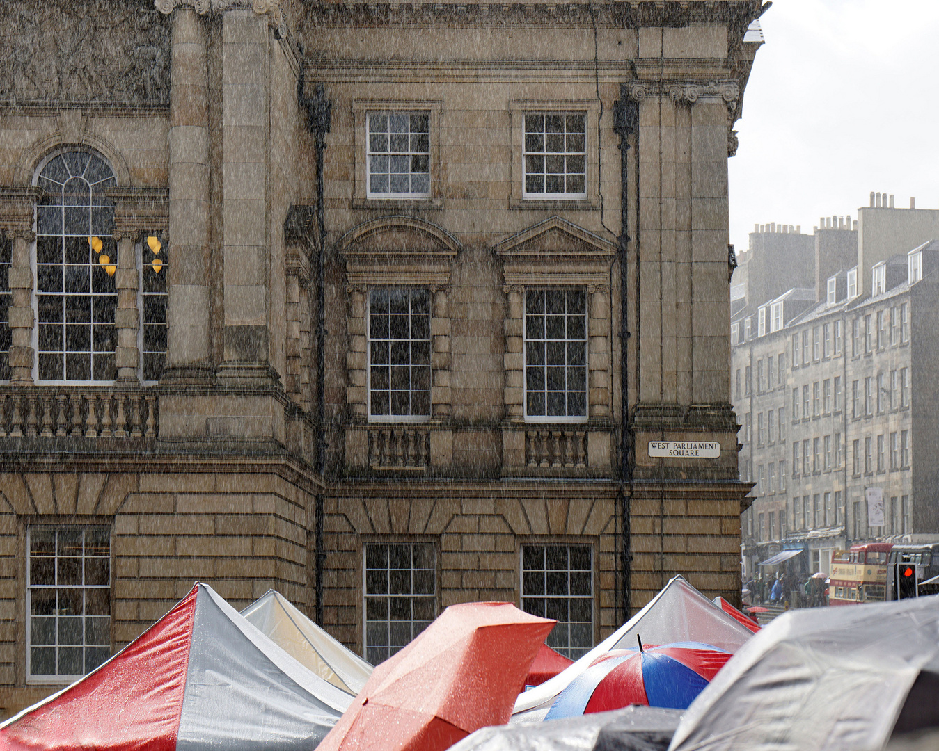 West Parliament Square, Edinburgh im Regen