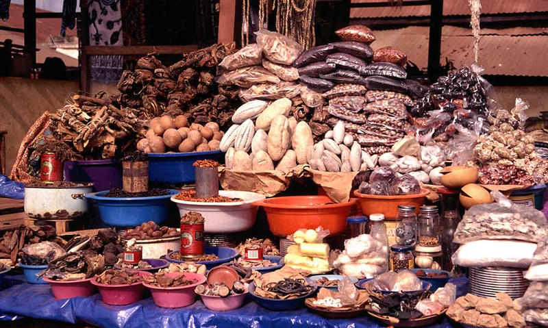 Westafrikanisches Warenangebot (Markt von Agogo in Ghana)