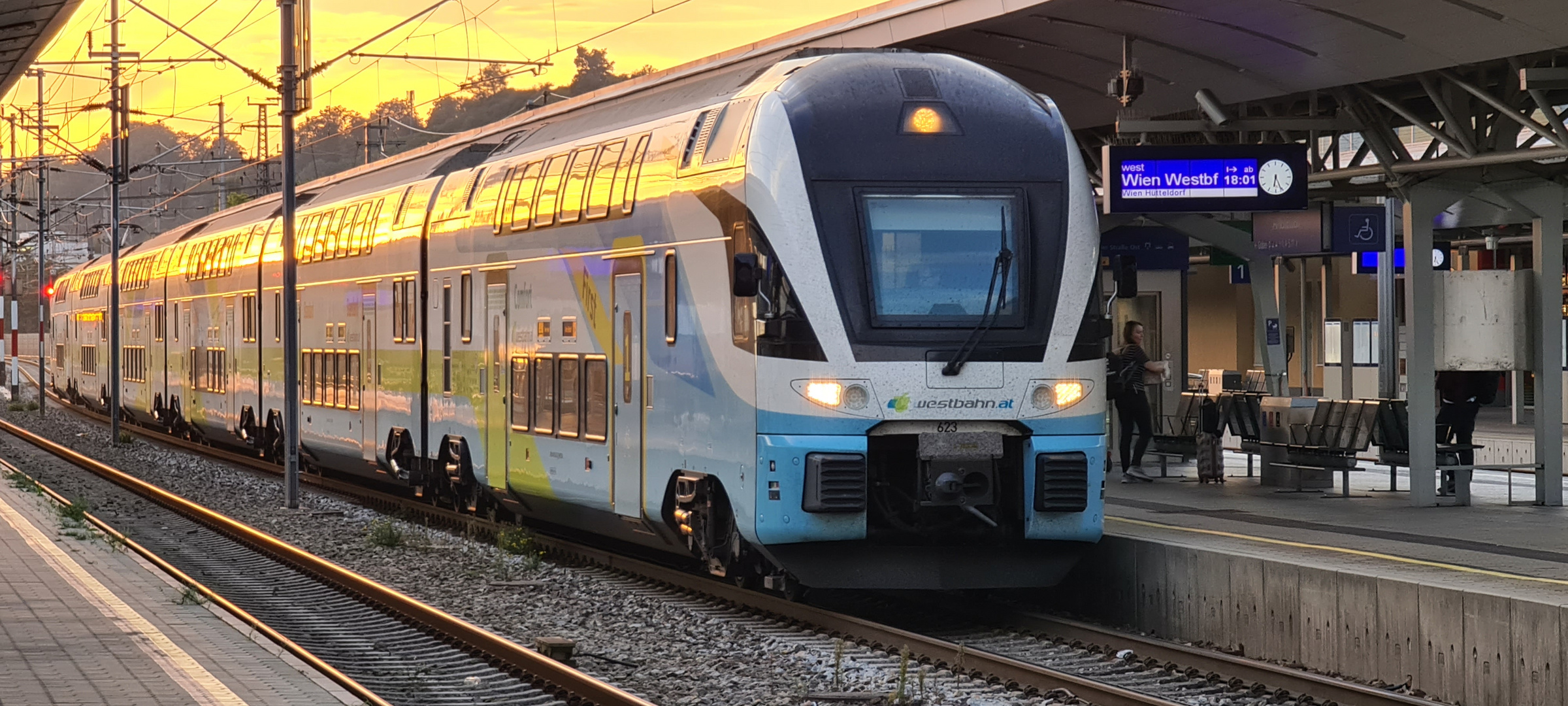 Westbahn im abendlichen Amstetten 