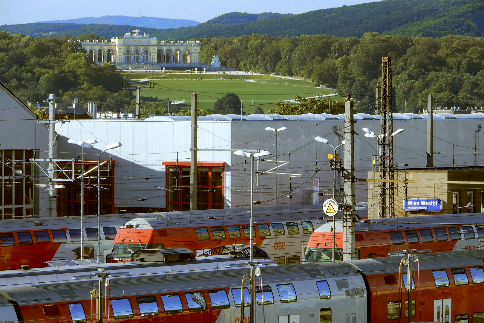 Westbahnhof vor der Gloriette