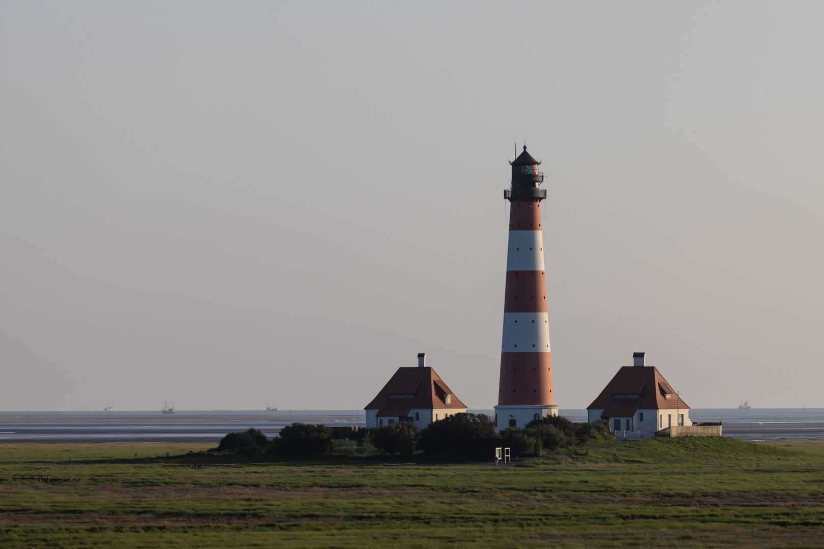 Westerhever Leuchtturm und die Krabbenkutter