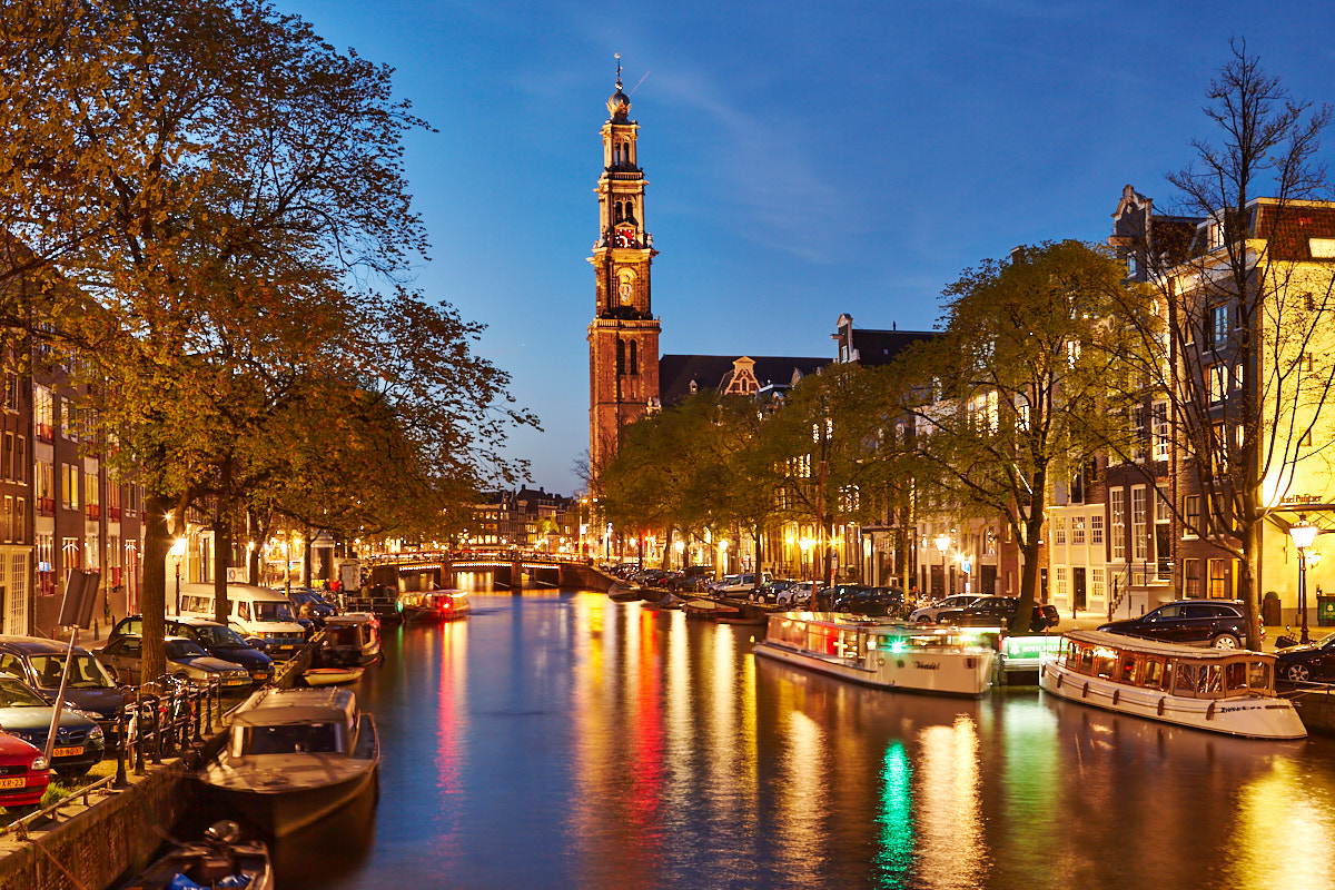 Westerkerk und Prinsengracht in Amsterdam zur blauen Stunde am Abend