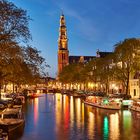 Westerkerk und Prinsengracht in Amsterdam zur blauen Stunde am Abend