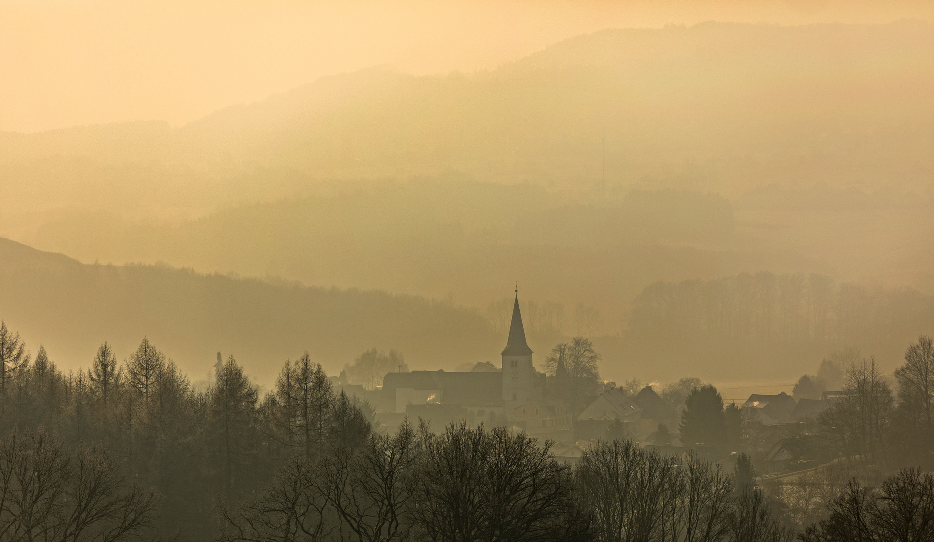 Westerwald-Dorf im winterlichen Morgenlicht