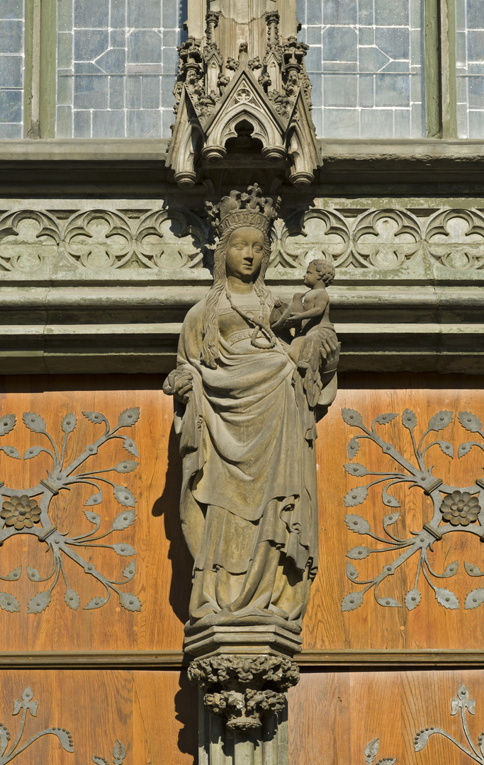 "Westfälische Madonna" am Südportal der Wiesenkirche in Soest