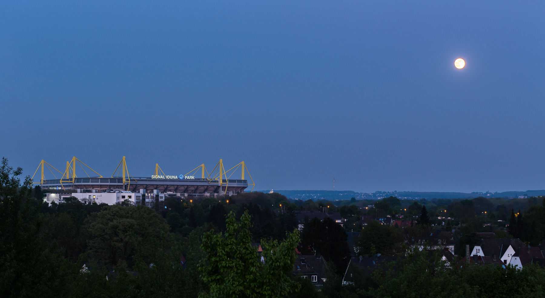 Westfalenstadion mit Vollmond