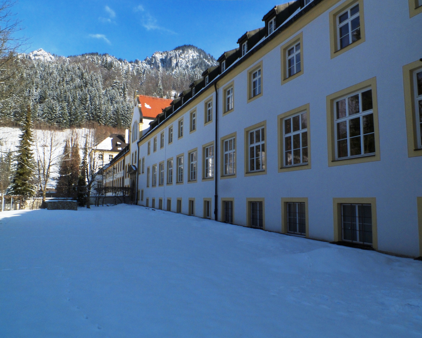 Westfassade von Kloster Ettal