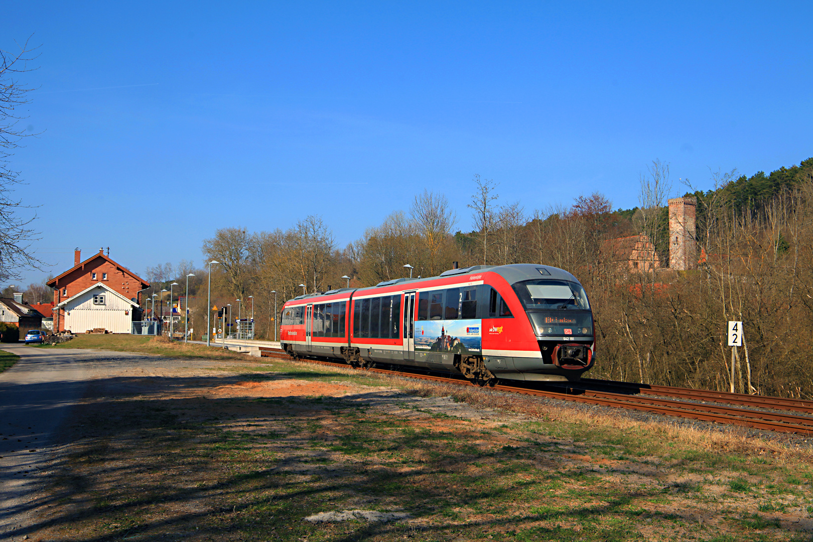 Westfrankenbahn 642 191 mit Schloß in Bödigheim