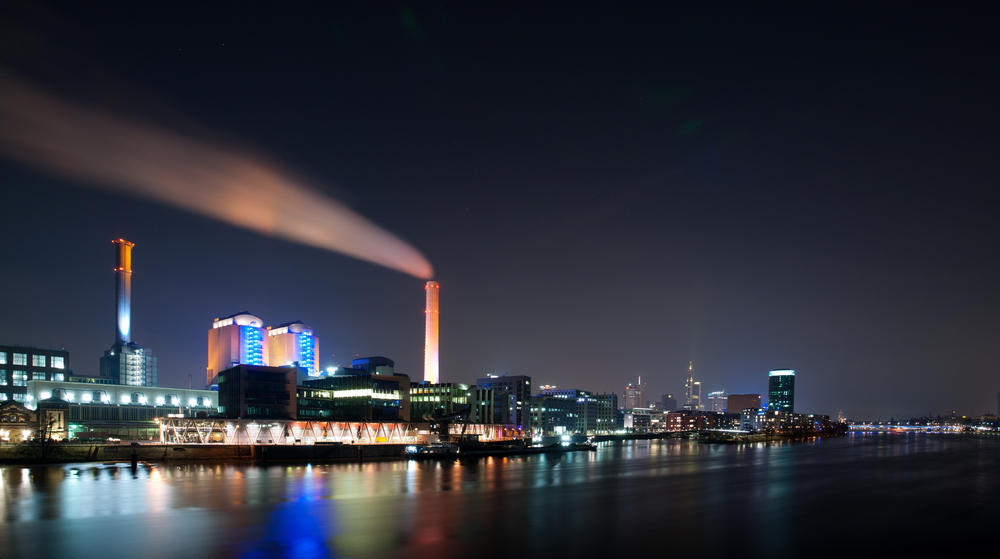 Westhafen Frankfurt mit dahinter liegender Skyline.