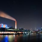 Westhafen Frankfurt mit dahinter liegender Skyline.