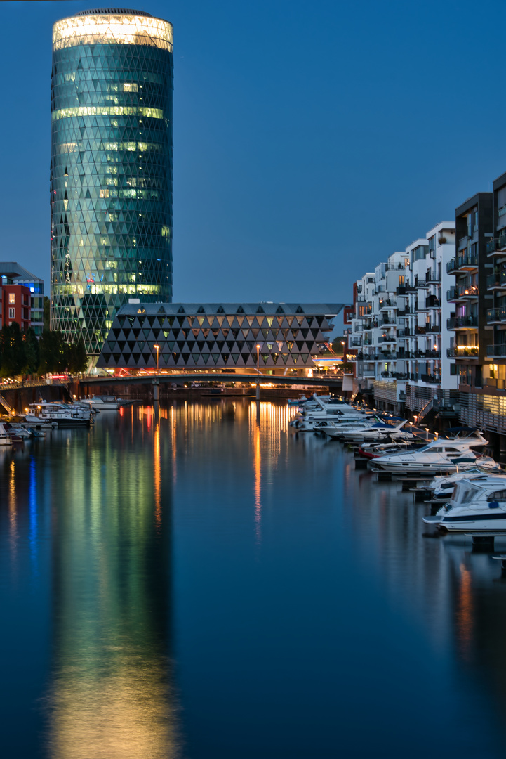 Westhafen Tower und vorgelagertes Bürogebäude, Frankfurt am Main