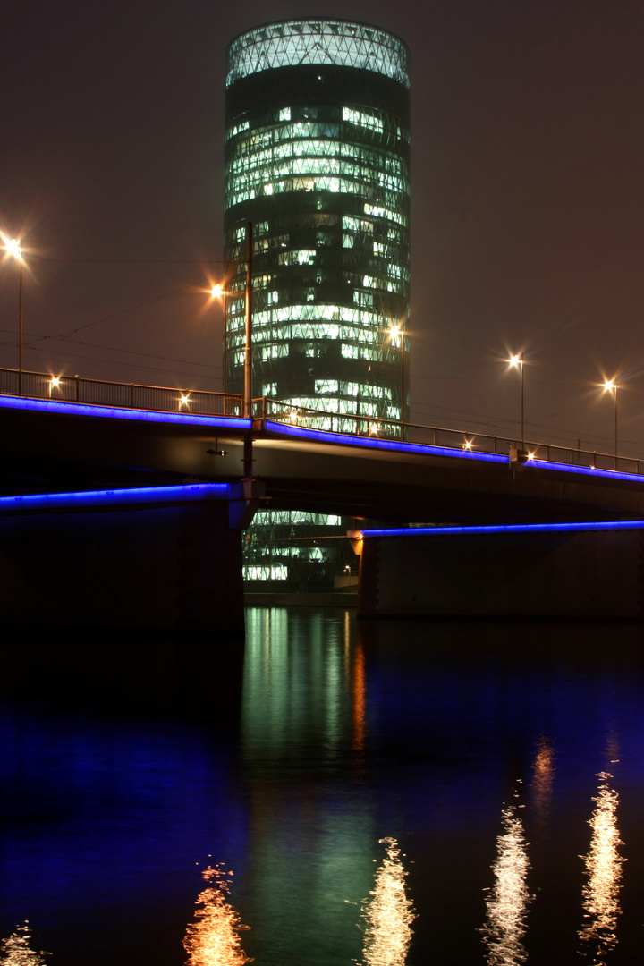 Westhafen Turm und Mainbrücke