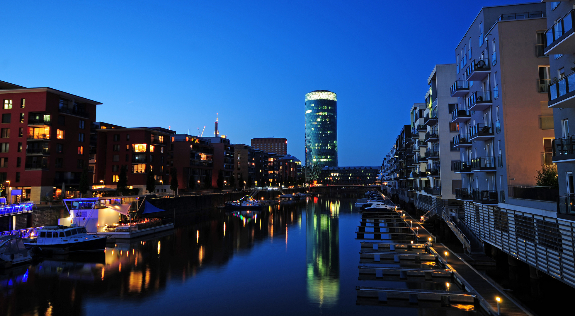 Westhafen zur blauen Stunde