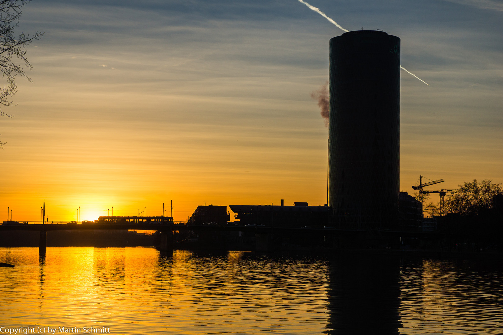 Westhafentower bei Sonnenuntergang