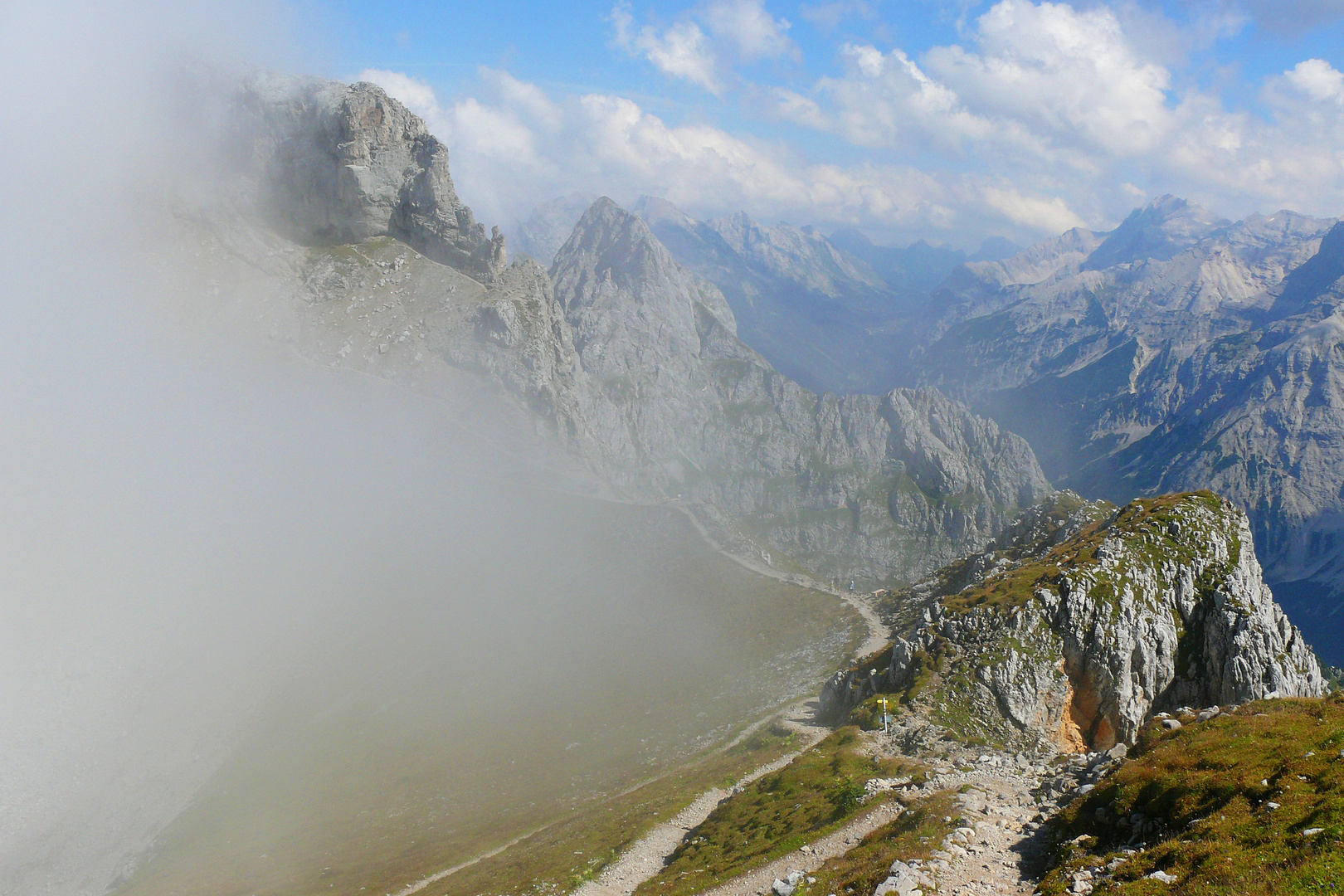 Westliche Karwendelspitze im Nebel