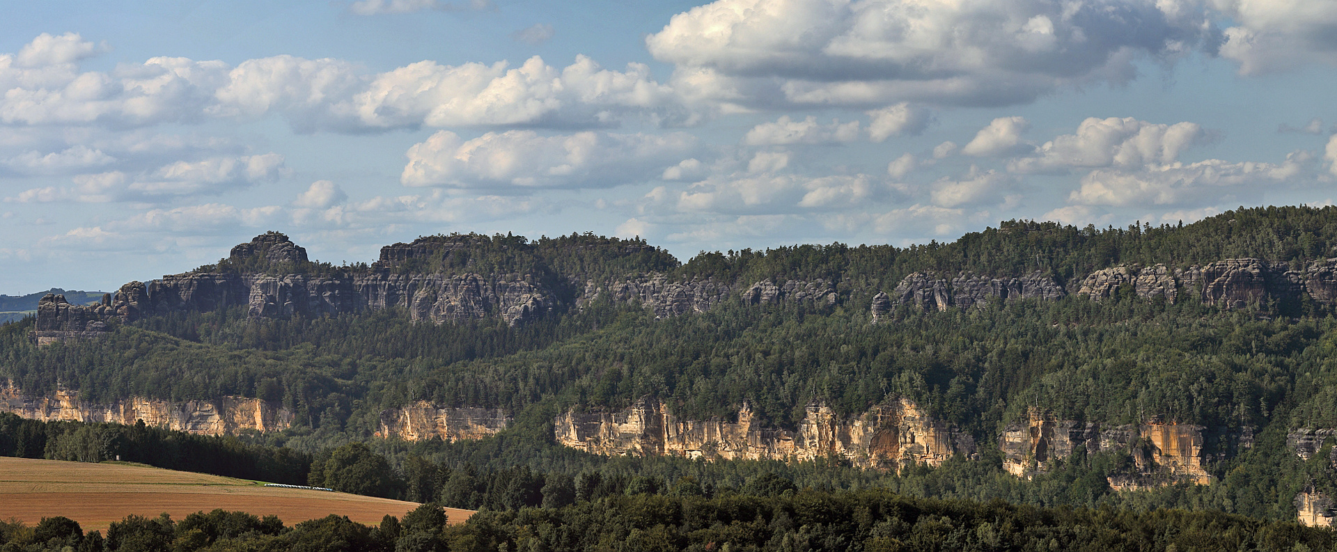 Westlicher Teil der Schrammsteinkette als Panoramausschnitt...